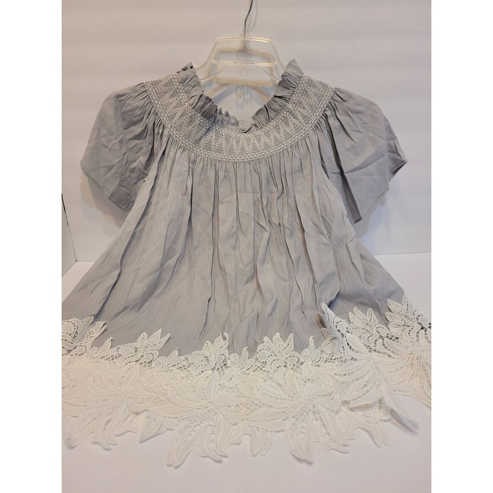 Gianni Bini Smocked Lace Hem Blouse Womens XS Gray Excellent Crochet‎ Top